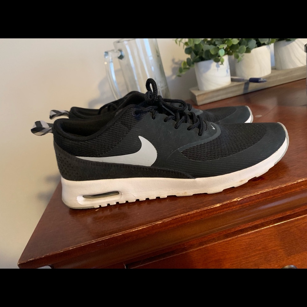 Black nike Theas